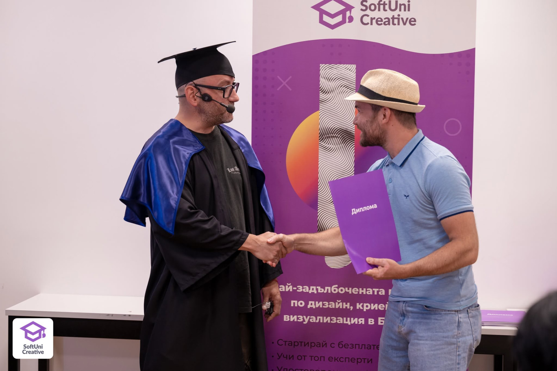Курсист получава диплома от преподавател на церемония на SoftUni Creative